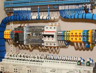 طراحی و ساخت تخصصی انواع تابلو برق صنعتی